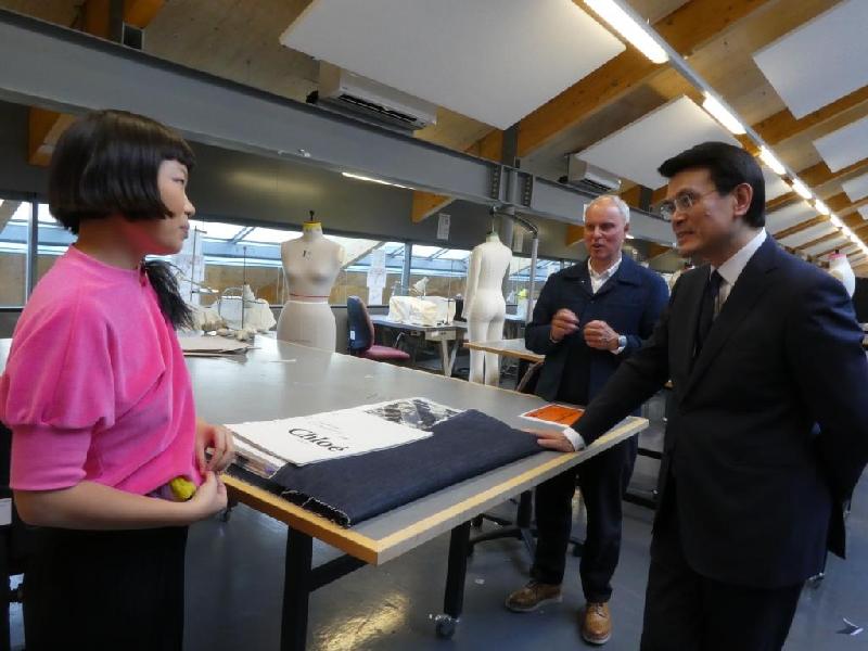 商務及經濟發展局局長邱騰華（右一）昨日（倫敦時間九月十九日）參觀倫敦藝術大學的中央聖馬丁藝術學院時，與來自香港的學生傾談，了解其作品。