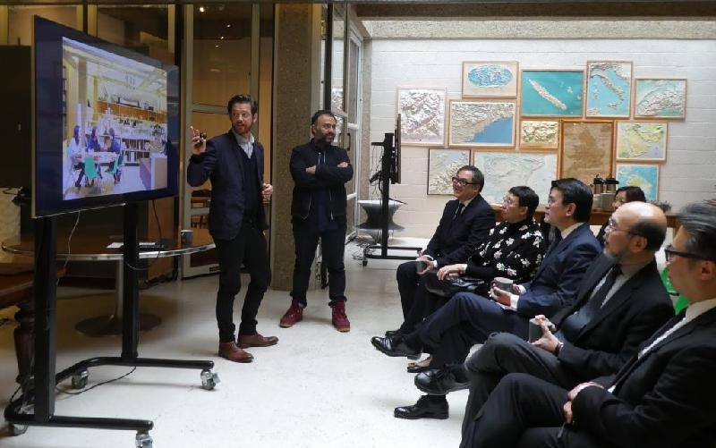 The Secretary for Commerce and Economic Development, Mr Edward Yau (third right), yesterday (September 19, London time) visited the Heatherwick Studio to know more the iconic creations of the studio.
