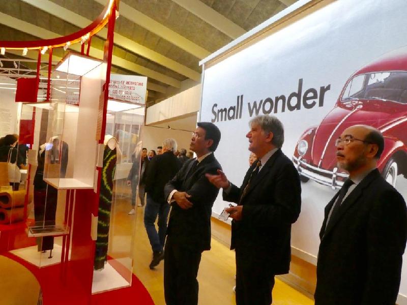 The Secretary for Commerce and Economic Development, Mr Edward Yau (third right), yesterday (September 19, London time) visited the Design Museum in West London. Photo shows the Director of the museum, Mr Deyan Sudjic (second right), introducing an exhibit to Mr Yau.
