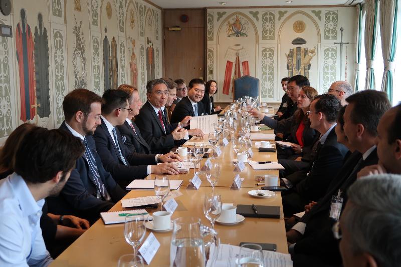 The Secretary for Financial Services and the Treasury, Mr James Lau (fifth left), began his duty visit to London yesterday (September 19, London time). Photo shows Mr Lau at a roundtable discussion with leading members of FinTech start-ups on the potential of the industry and growth opportunities brought by the Belt and Road Initiative.