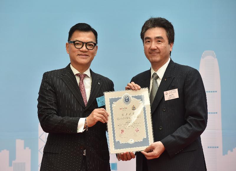 香港總商會中小型企業委員會主席伍俊達（左）頒發「好市民獎」予湯星榮。他協助警方拘捕一名持有攻擊性武器的男子。
