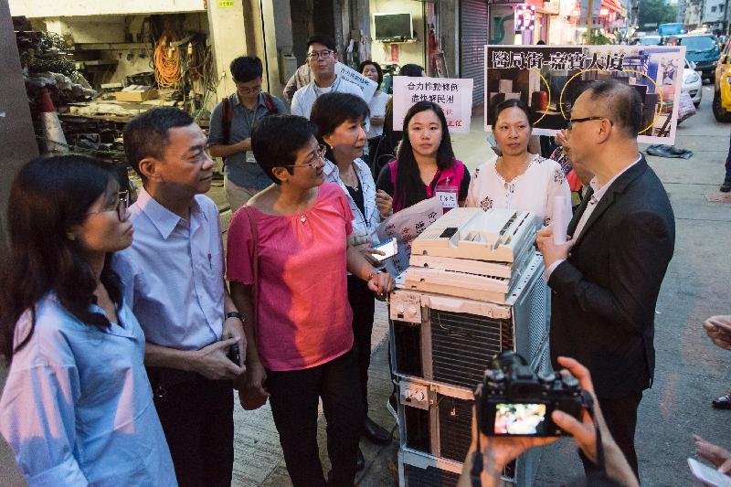 Legislative Council Members today (September 20) observed the street obstruction caused by recyclers in Sham Shui Po. Photo shows Dr Helena Wong (third left) and Dr Chiang Lai-wan (fourth left) being briefed by a Government representative on the follow-up actions taken to address the obstruction problem.