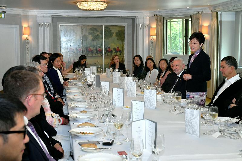 行政长官林郑月娥（右二）今日（伦敦时间九月二十日）在伦敦与英国艺术及设计界别代表会面。