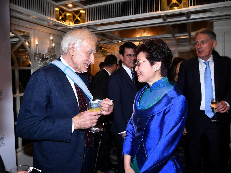 行政長官林鄭月娥昨日（倫敦時間九月二十日）晚上在英國倫敦出席香港貿易發展局周年晚宴。圖示林鄭月娥（右）與衛奕信男爵（左）在晚宴前交流。