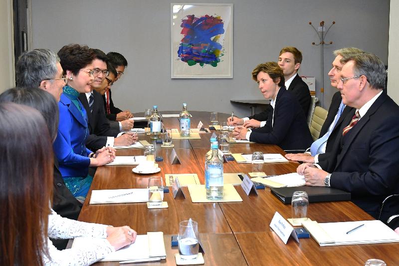 The Chief Executive, Mrs Carrie Lam (fourth left), meets with the Chancellor of the Exchequer of the United Kingdom, Mr Philip Hammond (second right), in London yesterday (September 20, London time).