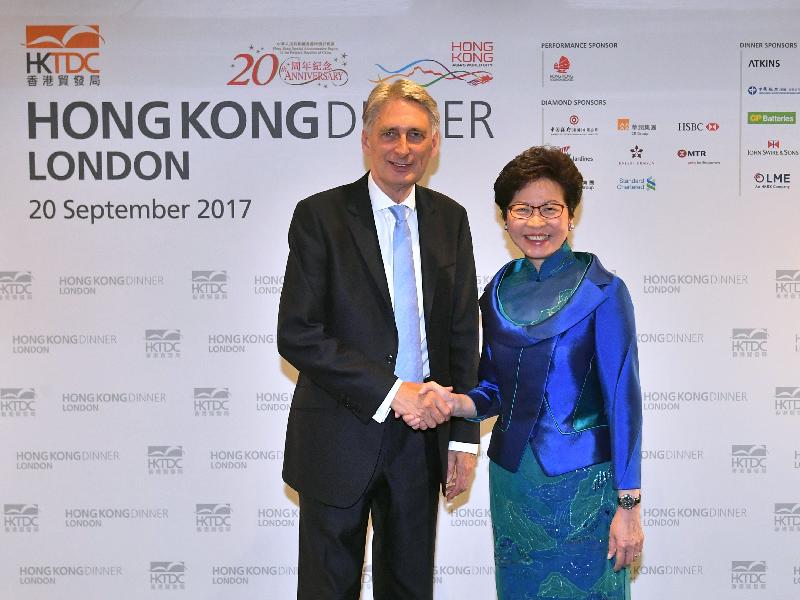The Chief Executive, Mrs Carrie Lam, attended the annual dinner of the Hong Kong Trade Development Council in London, the United Kingdom, yesterday evening (September 20, London time). Picture shows Mrs Lam (right) and the Chancellor of the Exchequer of the United Kingdom, Mr Philip Hammond (left) at the reception before the dinner.