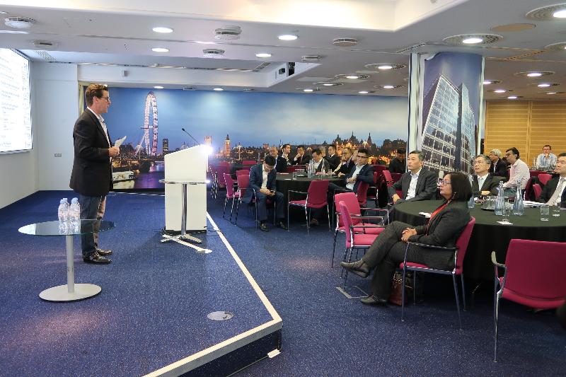 財經事務及庫務局局長劉怡翔（右五）九月二十日（倫敦時間）到訪位於倫敦的蘇格蘭皇家銀行，了解金融科技發展對業界帶來的機遇和挑戰。