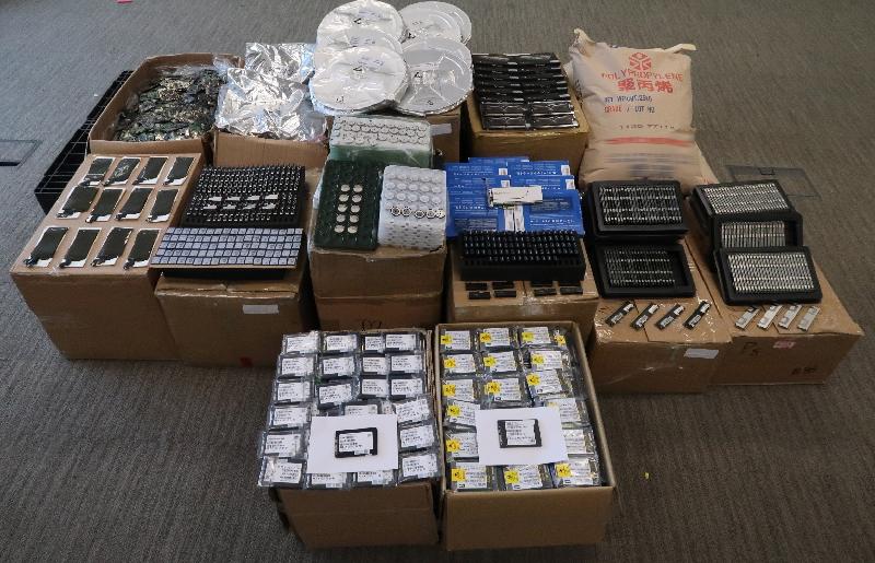 香港海關九月十九日在落馬洲管制站檢獲大批懷疑走私貨物，包括電子產品及塑膠粒，估計市值約二千一百萬元。