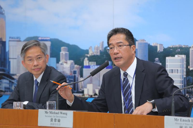 发展局局长黄伟纶今日（九月二十一日）主持提升香港食水安全措施记者会，旁为发展局常任秘书长（工务）韩志强（左）。