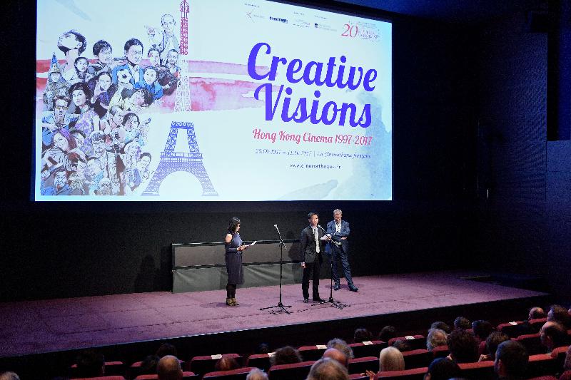 導演許鞍華的作品《明月幾時有》為「創意無窮：香港電影1997-2017」開幕電影，香港駐布魯塞爾經濟貿易辦事處副代表許澤森（中）昨日（巴黎時間九月二十日）在電影放映前向觀眾發言。