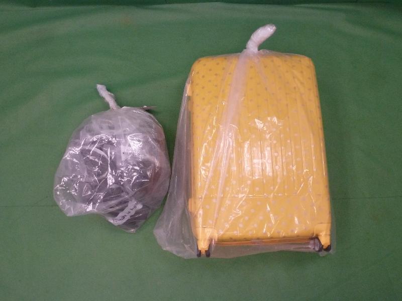 Hong Kong Customs yesterday (September 20) seized about 14.5 kilograms of suspected cannabis resin with an estimated market value of about $1.3 million at the Hong Kong International Airport.