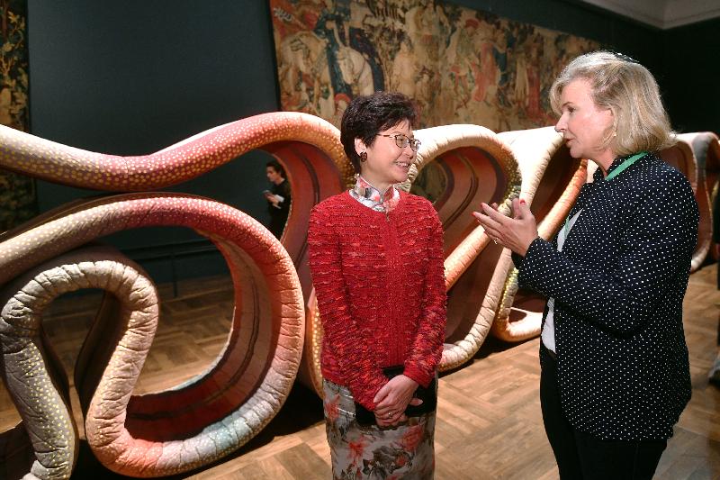 行政長官林鄭月娥今日（倫敦時間九月二十一日）在英國倫敦參觀英國國立維多利亞阿伯特博物院。圖示林鄭月娥（左）參觀倫敦設計節的展覽。