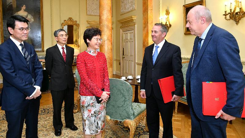 The Chief Executive, Mrs Carrie Lam (third left), meets with the First Secretary of State and Minister for the Cabinet Office of the United Kingdom, Mr Damian Green (first right); and the Secretary of State for International Trade of the United Kingdom, , Dr Liam Fox (second right); in London, the United Kingdom, today (September 21, London time). The Secretary for Commerce and Economic Development, Mr Edward Yau (first left); and the Secretary for Financial Services and the Treasury, Mr James Lau (second left); were also present at the meeting. 