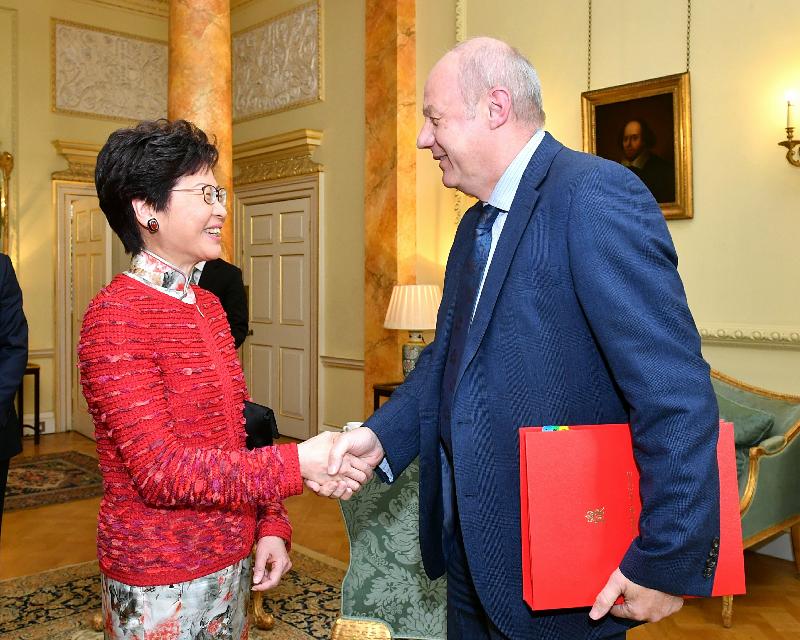 The Chief Executive, Mrs Carrie Lam, met with the First Secretary of State and Minister for the Cabinet Office of the United Kingdom, Mr Damian Green; and the Secretary of State for International Trade of the United Kingdom, Dr Liam Fox, in London, the United Kingdom, today (September 21, London time). Picture shows Mrs Lam (left) and Mr Green shaking hands before the meeting.