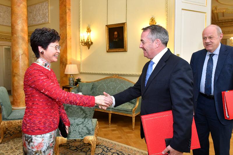 The Chief Executive, Mrs Carrie Lam, met with the First Secretary of State and Minister for the Cabinet Office of the United Kingdom, Mr Damian Green; and the Secretary of State for International Trade of the United Kingdom, Dr Liam Fox, in London, the United Kingdom, today (September 21, London time). Picture shows Mrs Lam (left) and Dr Fox shaking hands before the meeting.