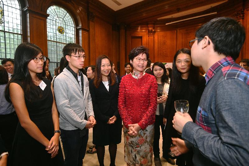 The Chief Executive, Mrs Carrie Lam (third right), meets with awardees under the Hong Kong Scholarship for Excellence Scheme in London, the United Kingdom, today (September 21, London time). 