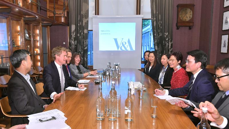 The Chief Executive, Mrs Carrie Lam, visited the Victoria and Albert Museum in London, the United Kingdom, today (September 21, London time). Picture shows Mrs Lam (third right); the Secretary for Commerce and Economic Development, Mr Edward Yau (second right);meeting with the Director of the Victoria and Albert Museum, Dr Tristram Hunt (second left); and the Deputy Director and Chief Operation Officer of the Victoria and Albert Museum, Mr Tim Reeve (third left). 