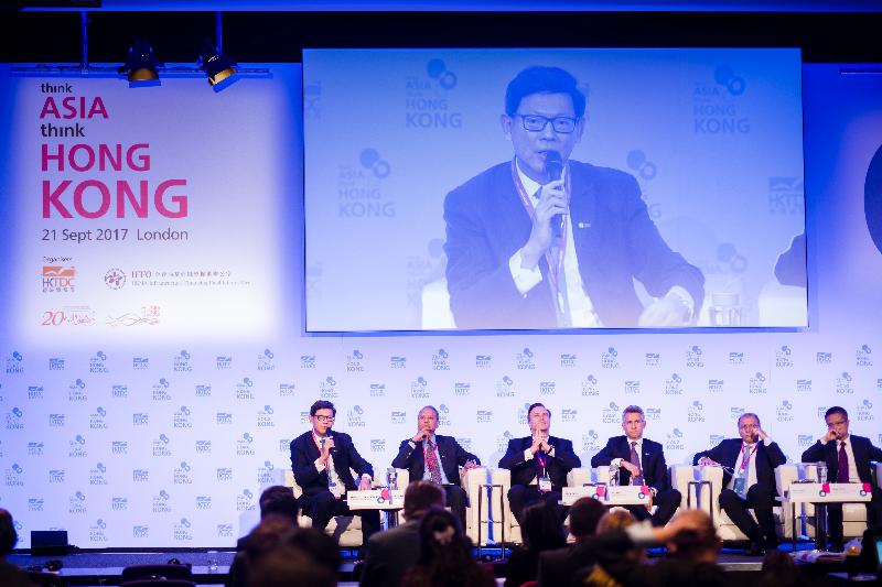 The Chief Executive of the HKMA, Mr Norman Chan (first left), leads the panel discussion at the seminar in London, the United Kingdom, yesterday (September 21, London time). Panel members include (from second left to right) the Chief Investment Officer of International Finance Corporation, Mr Ram Mahidhara; the Senior Managing Director & Head of International, Head of Europe (London Office) of the Canada Pension Plan Investment Board, Mr Alain Carrier; the Chief Executive Officer of the Macquarie Group Asia, Mr Ben Way; the Managing Director and Chief Executive of Global Banking and Markets of HSBC Holdings plc, Mr Samir Assaf, and the Deputy General Manager, Marketing Development of the Group and China Communications Construction Company Ltd. (International), Mr Song Debin.