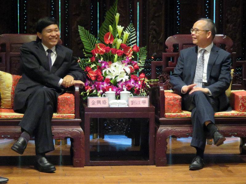The Secretary for Home Affairs, Mr Lau Kong-wah (right), exchanges views with the Director-General of the Zhejiang Provincial Department of Culture, Mr Jin Xingsheng, in Hangzhou yesterday (September 21). 