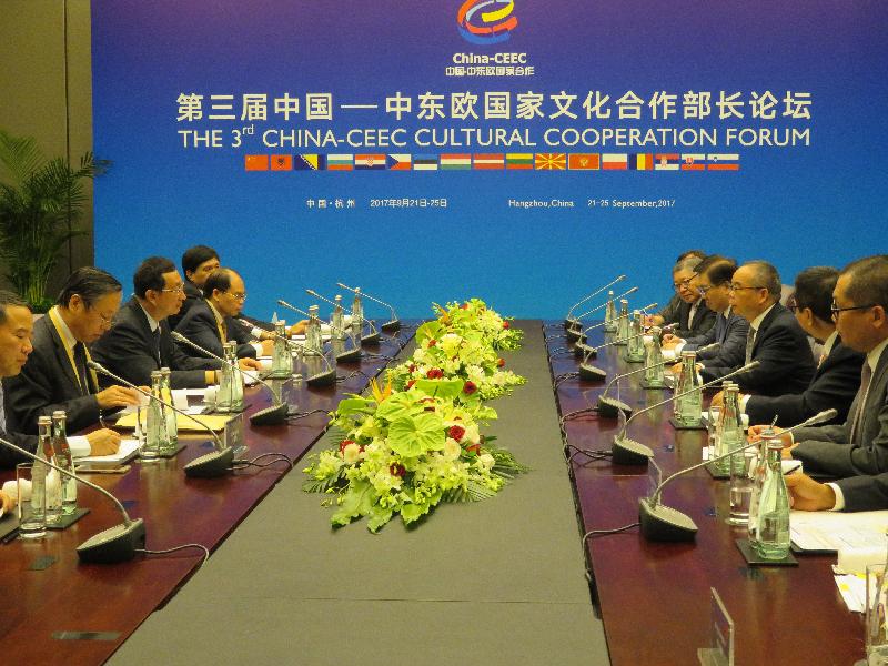 The Secretary for Home Affairs, Mr Lau Kong-wah (third right), and representatives from Hong Kong cultural organisations meet and exchange views with the Minister of Culture, Mr Luo Shugang (third left) on exploring opportunities for enhanced co-operation during the 3rd China-Central and Eastern European Countries Cultural Cooperation Forum held in Hangzhou yesterday (September 21).