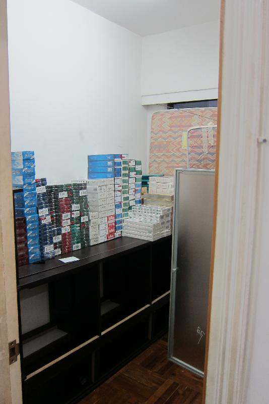 Hong Kong Customs yesterday (September 21) mounted an anti-illicit cigarette operation in Fo Tan and Tai Kok Tsui yesterday (September 21) and seized about 1.19 million suspected illicit cigarettes with an estimated market value of about $3.2 million and a duty potential of about $2.3 million. Photo shows some of the suspected illicit cigarettes seized in Tai Kok Tsui.