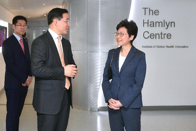 行政長官林鄭月娥（右一）今日（倫敦時間九月二十二日）在英國倫敦參觀倫敦帝國學院Hamlyn Centre。