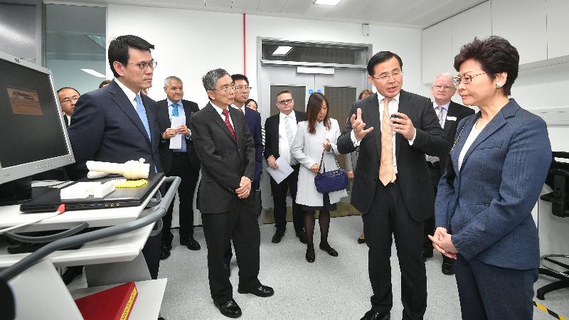 The Chief Executive, Mrs Carrie Lam (first right), visits the Hamlyn Centre of the Imperial College London today (September 22, London time). The Secretary for Commerce and Economic Development, Mr Edward Yau (first left), and the Secretary for Financial Services and the Treasury, Mr James Lau (second left), also joined the visit.