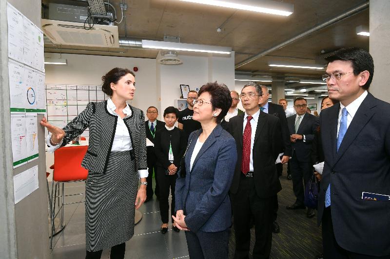 The Chief Executive, Mrs Carrie Lam (second left), visits a financial technology enterprise in London, the United Kingdom, today (September 22, London time). The Secretary for Commerce and Econimic Development , Mr Edward Yau (first right); and the Secretary for Financial Services and the Treasury, Mr James Lau (second right) also joined the visit. 