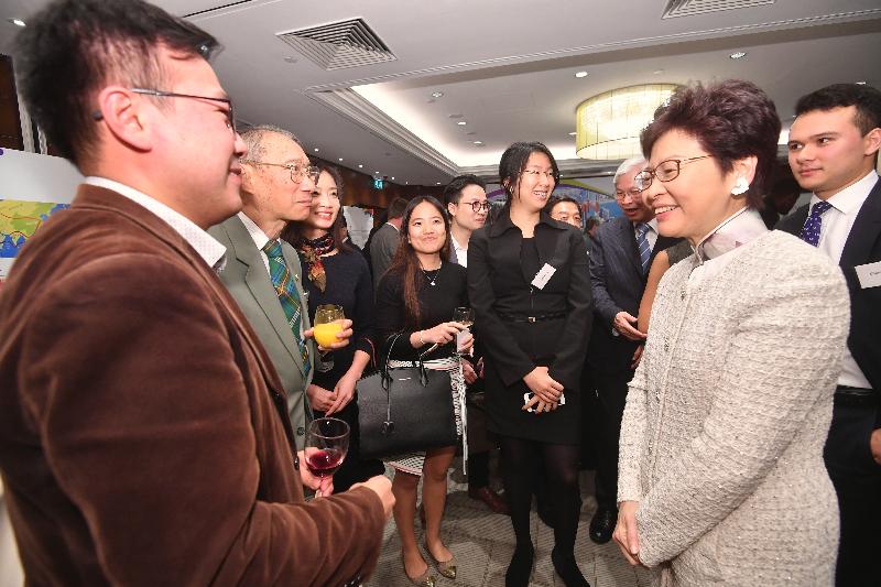 The Chief Executive, Mrs Carrie Lam (second right), meets members of the Hong Kong community in London, the United Kingdom, today (September 22, London time).