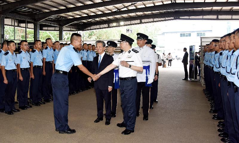 The Chairman of the Airport Authority Hong Kong, Mr Jack So, accompanied by the Commissioner of Police, Mr Lo Wai-chung, meets the graduates after the passing-out parade.

