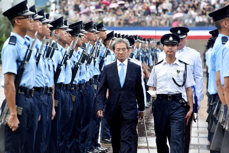 香港机场管理局主席苏泽光检阅三十名见习督察及二百三十八名学警。

