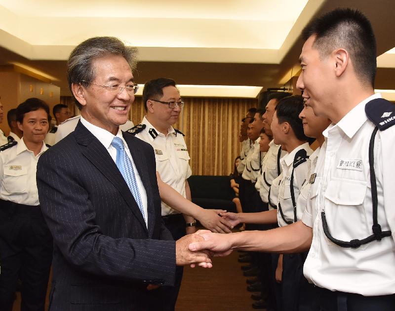香港機場管理局主席蘇澤光與警務處處長盧偉聰恭賀結業學員。
