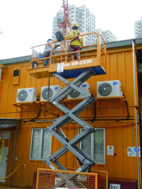 香港房屋委员会在建筑工程中广泛应用机械化施工，大为降低工人从事高空工作的风险。图为动力操作升降工作平台，工作平台四边装设护栏，避免工人发生意外。