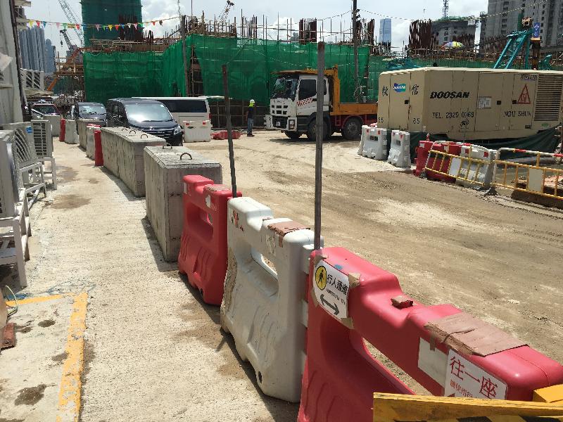 The adoption of hard paving at the Hong Kong Housing Authority's development sites improves accessibility, minimises ground damage, reduces contamination and provides a safer haul road for vehicular traffic and better segregation of pedestrians and vehicles.