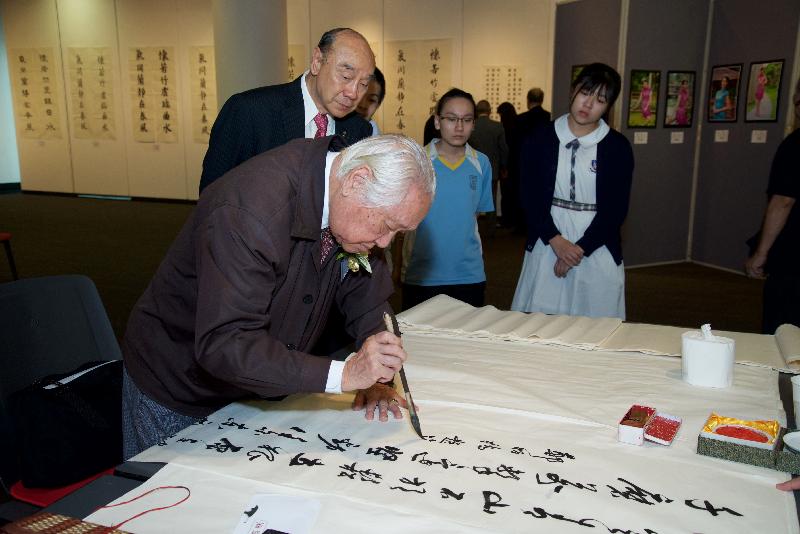 The "Exhibition of Winning Entries of the 42nd Hong Kong Youth Cultural and Arts Competitions" will be held at the Hong Kong Cultural Centre in Tsim Sha Tsui from September 26 to 28 (Tuesday to Thursday). Photo shows a demonstration by calligrapher Yee Kee-fu during last year's exhibition.