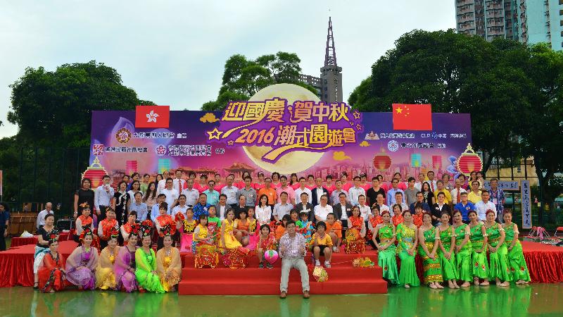 The Celebrating National Day and Mid-Autumn Festival Chiu Chow Style Garden Carnival 2017 will be held at Morse Park in Wong Tai Sin on September 30 (Saturday). Photo shows a group picture from last year's event. 