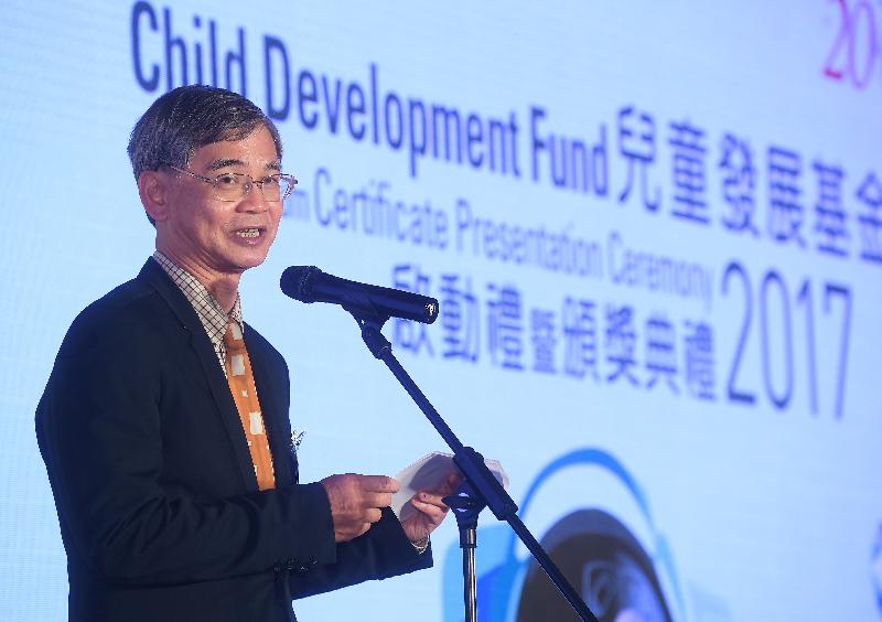 The Secretary for Labour and Welfare, Dr Law Chi-kwong, officiated at The Child Development Fund Kick-off cum Certificate Presentation Ceremony 2017 today (September 24). Photo shows Dr Law addressing the ceremony.