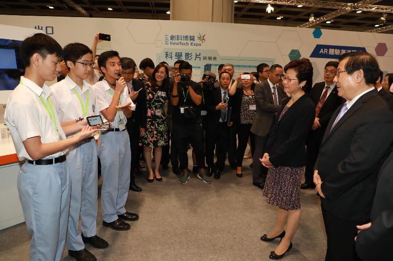 行政長官林鄭月娥今日（九月二十四日）出席在香港會議展覽中心舉行的「創科博覽2017」開幕典禮。圖示林鄭月娥（右二）及全國政協副主席、國家科學技術部部長萬鋼教授（右一）參觀博覽會。