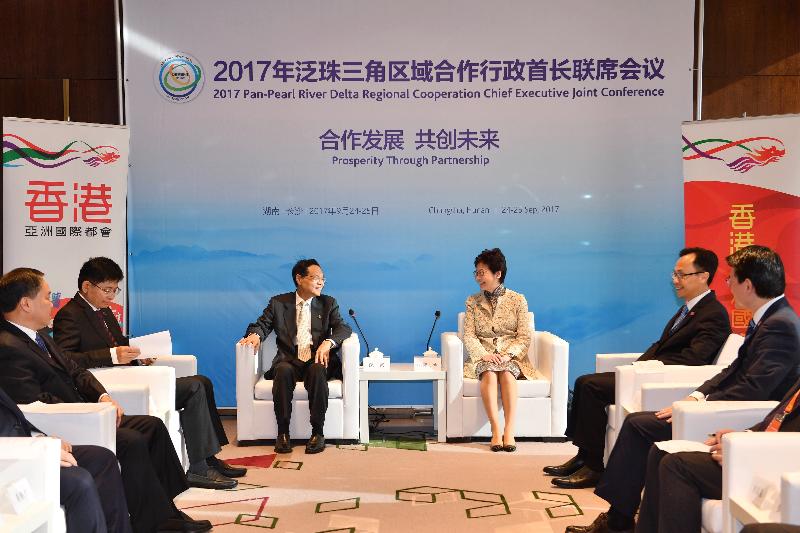 The Chief Executive, Mrs Carrie Lam, is in Changsha, Hunan Province, to attend the 2017 Pan-Pearl River Delta Regional Cooperation Chief Executive Joint Conference today (September 25). Photo shows Mrs Lam (third right) and the Chairman of the Guangxi Zhuang Autonomous Region, Mr Chen Wu (third left), at a bilateral meeting. With her are the Secretary for Commerce and Economic Development, Mr Edward Yau (first right), and the Secretary for Constitutional and Mainland Affairs, Mr Patrick Nip (second right).
