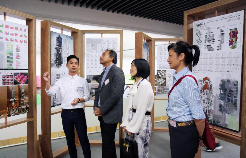 The Greening, Landscape and Tree Management Section of the Development Bureau organised an exhibition held under "Liveability by Design" Studio Initiative. Photo shows a participating student briefing the Director of Planning, Mr Raymond Lee (second left) and the Deputy Secretary for Development (Works), Ms Joey Lam (second right) on the concept of his work today (September 25). Looking on is the Head of Greening, Landscape and Tree Management Section of the Development Bureau, Ms Deborah Kuh (first right).