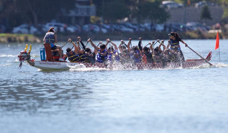 The Hong Kong Economic and Trade Office in San Francisco title-sponsored the Hong Kong-Northern California International Dragon Boat Festival held on September 23 and 24 (San Francisco time) at Lake Merritt in Oakland, California to celebrate the 20th anniversary of the establishment of the Hong Kong Special Administrative Region. Photo shows the Hong Kong team at the races.