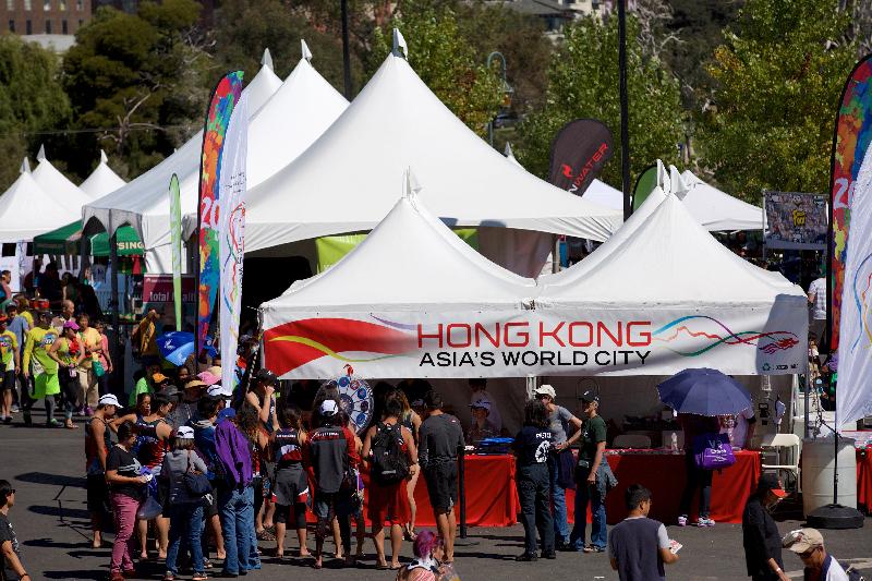 The Hong Kong Economic and Trade Office in San Francisco title-sponsored the Hong Kong-Northern California International Dragon Boat Festival held on September 23 and 24 (San Francisco time) at Lake Merritt in Oakland, California to celebrate the 20th anniversary of the establishment of the Hong Kong Special Administrative Region. The Hong Kong Booth was a key attraction at the festival.
