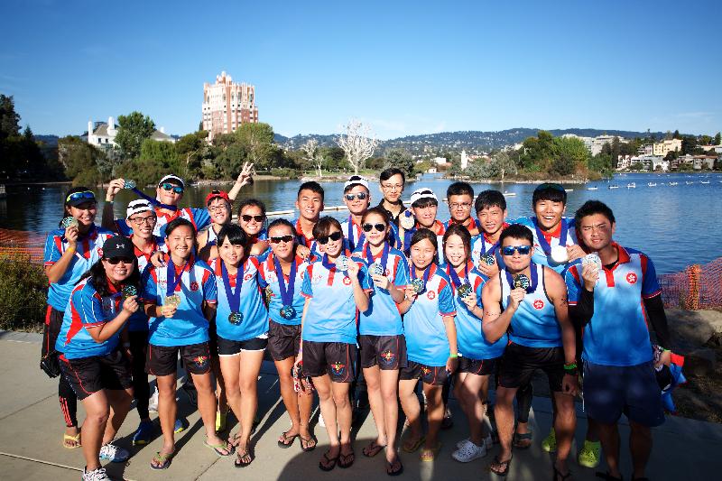The Hong Kong Economic and Trade Office in San Francisco (ETO) title-sponsored the Hong Kong-Northern California International Dragon Boat Festival held on September 23 and 24 (San Francisco time) at Lake Merritt in Oakland, California to celebrate the 20th anniversary of the establishment of the Hong Kong Special Administrative Region. Photo shows the members of Hong Kong team and the Director of the ETO, Mr Ivanhoe Chang (back row, fifth right) at Lake Merritt.