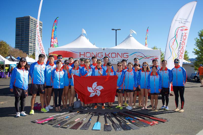 The Hong Kong Economic and Trade Office in San Francisco title-sponsored the Hong Kong-Northern California International Dragon Boat Festival held on September 23 and 24 (San Francisco time) at Lake Merritt in Oakland, California to celebrate the 20th anniversary of the establishment of the Hong Kong Special Administrative Region. Photo shows the members of Hong Kong team at the Hong Kong Booth.