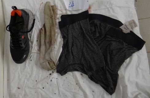 死者被发现时身穿间条上衣、灰色内裤、白色袜，手戴黑色塑胶表，右脚穿上黑色运动鞋。