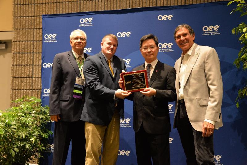The Acting Director of Electrical and Mechanical Services, Mr Alfred Sit (second right), on September 26 (Atlanta time) attended the award presentation ceremony of the Association of Energy Engineers (AEE) in Atlanta in the United States. On behalf of the department, Mr Sit is pictured receiving the Regional Institutional Energy Management Award for the Asia-Pacific region from the President of the AEE, Mr Ian Boylan (second left).