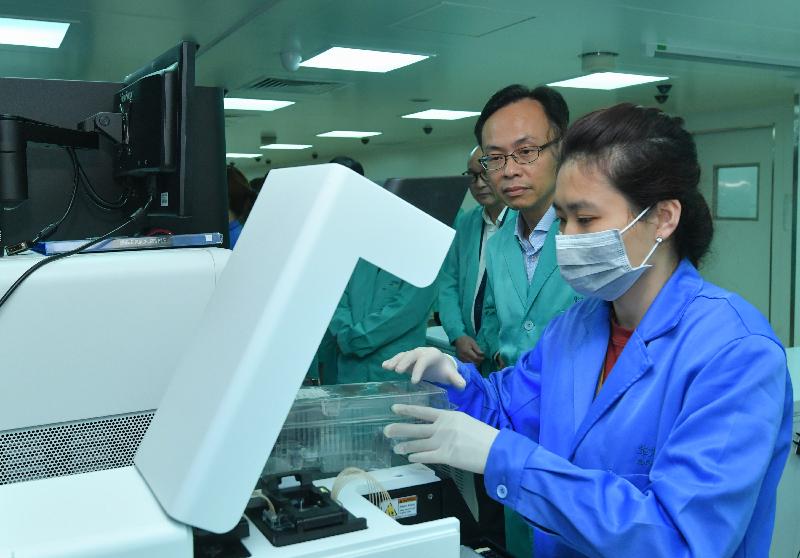 政制及內地事務局局長聶德權（右二）今日（九月二十七日）參觀香港華大基因科技服務有限公司，了解公司的運作。