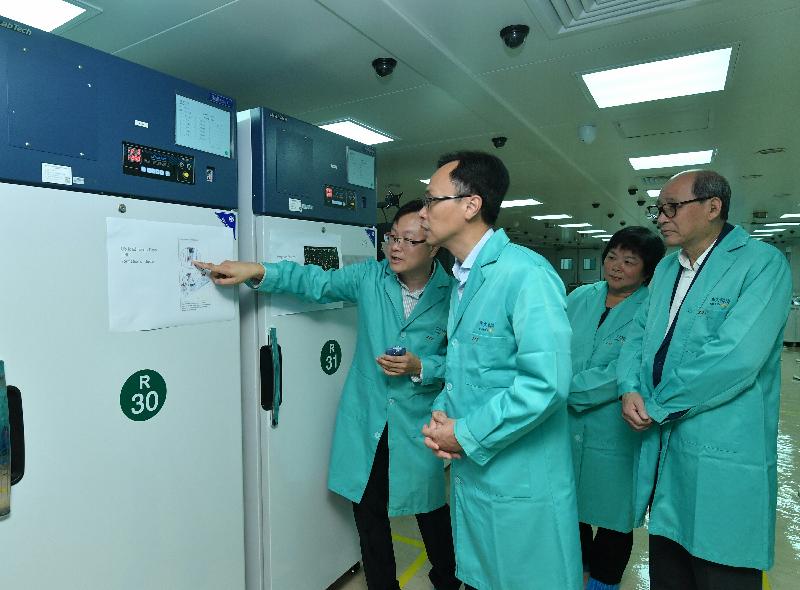 The Secretary for Constitutional and Mainland Affairs, Mr Patrick Nip, visited Tai Po District today (September 27) and toured BGI Tech Solutions (Hong Kong) Co Ltd to get updated on the development of genome technology. Photo shows Mr Nip (second left) touring the company's facilities to learn about the operation of genome sequencing machines.