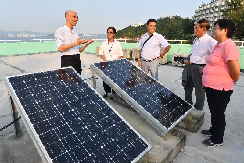 環境局局長黃錦星（左一）今日（九月二十七日）到訪長洲鄉事委員會青年綜合服務中心，參觀中心的太陽能光伏系統。