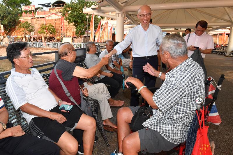 環境局局長黃錦星（右三）今日（九月二十七日）到訪長洲，並在長洲碼頭與居民交談。